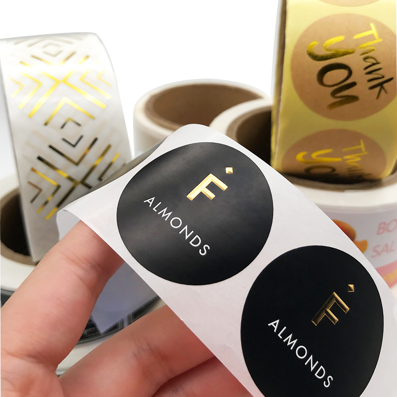 ملصق لاصق من الورق المطلي