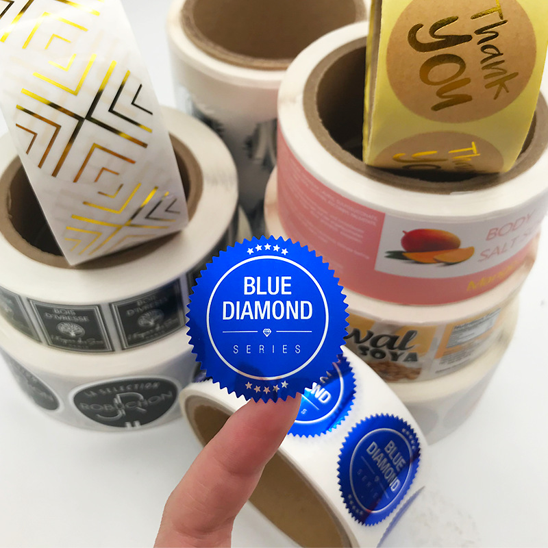 ملصق لاصق من الورق المطلي