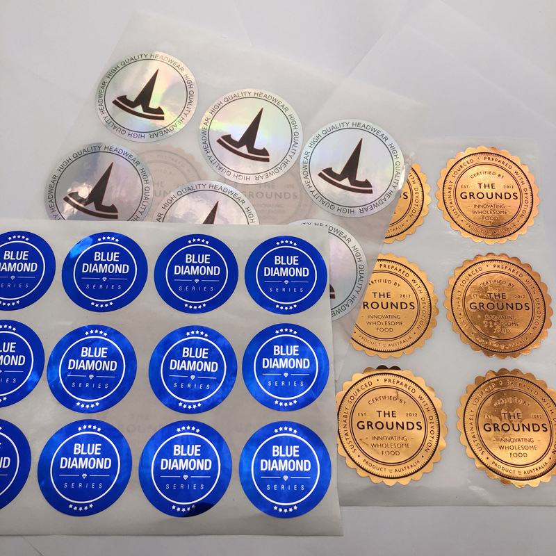 ملصق زجاجة نبيذ منقوش برقائق غير لامعة